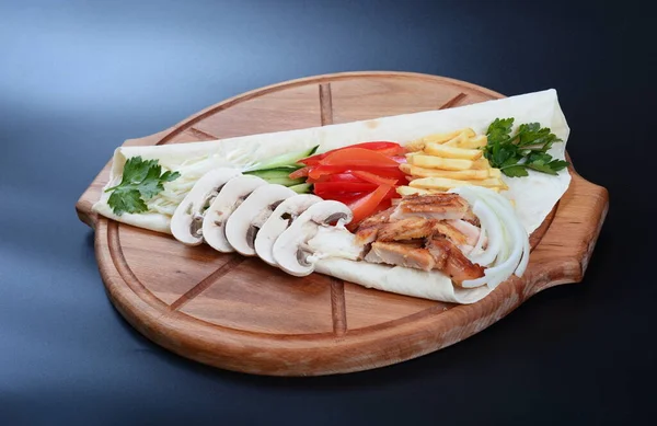 Domatesli Salatalıklı Etli Otlu Tortilla Koyu Bir Arka Planda Yatıyor — Stok fotoğraf