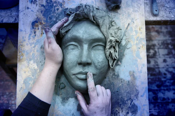 Boş Plastik Maske Heykeltıraşın Ellerindedir — Stok fotoğraf