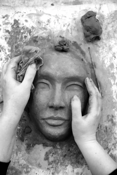 Masque Plasticine Vierge Est Entre Les Mains Sculpteur — Photo