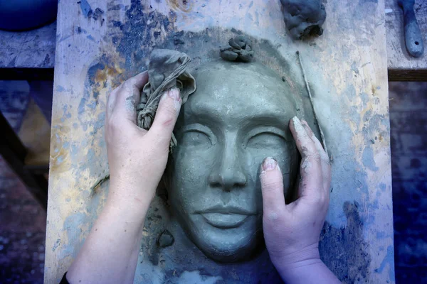 Masque Plasticine Vierge Est Entre Les Mains Sculpteur — Photo