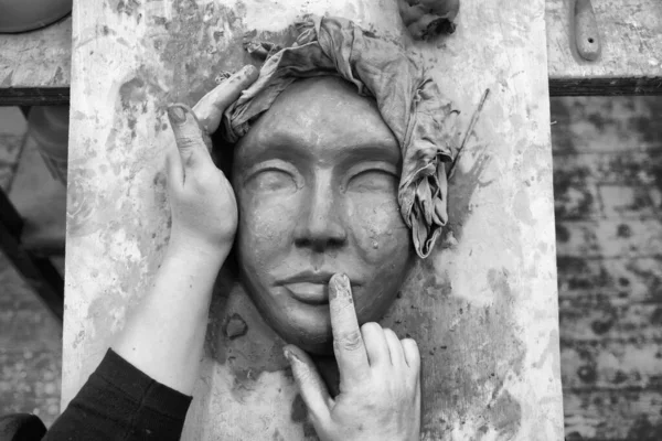 Masque Plasticine Vierge Est Entre Les Mains Sculpteur — Photo