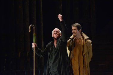 Barnaul, Rusya-12 Ocak 2021. Tiyatronun ortaçağ kostümlü aktörleri oyun oynuyorlar.