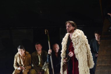 Barnaul, Rusya-12 Ocak 2021. Tiyatronun ortaçağ kostümlü aktörleri oyun oynuyorlar.