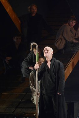 Barnaul, Rusya-12 Ocak 2021. Tiyatronun ortaçağ kostümlü aktörleri oyun oynuyorlar.