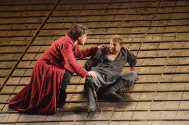 Barnaul, Rusya-12 Ocak 2021. Tiyatronun ortaçağ kostümlü aktörleri oyun oynuyorlar.