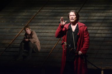 Barnaul, Rusya-12 Ocak 2021. Tiyatronun ortaçağ kostümlü aktörleri oyun oynuyorlar.