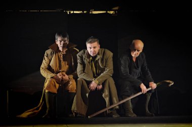 Barnaul, Rusya-12 Ocak 2021. Tiyatronun ortaçağ kostümlü aktörleri oyunda oynarlar 