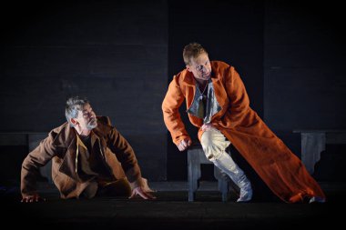 Barnaul, Rusya-12 Ocak 2021. Tiyatronun ortaçağ kostümlü aktörleri oyunda oynarlar 