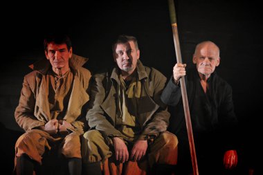 Barnaul, Rusya-12 Ocak 2021. Tiyatronun ortaçağ kostümlü aktörleri oyunda oynarlar 