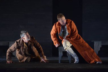 Barnaul, Rusya-12 Ocak 2021. Tiyatronun ortaçağ kostümlü aktörleri oyunda oynarlar 