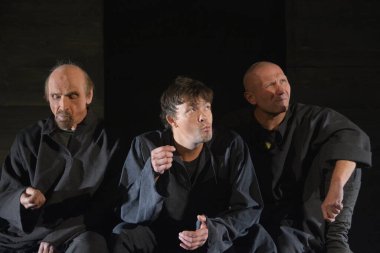 Barnaul, Rusya-12 Ocak 2021. Tiyatronun ortaçağ kostümlü aktörleri oyunda oynarlar 