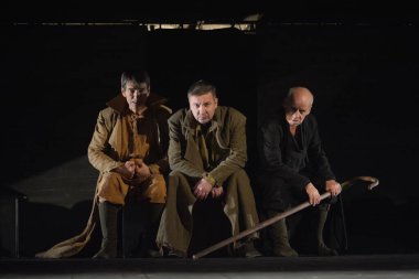 Barnaul, Rusya-12 Ocak 2021. Tiyatronun ortaçağ kostümlü aktörleri oyunda oynarlar 