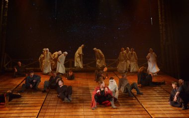 Barnaul, Rusya-12 Ocak 2021. Tiyatronun ortaçağ kostümlü aktörleri oyunda oynarlar 