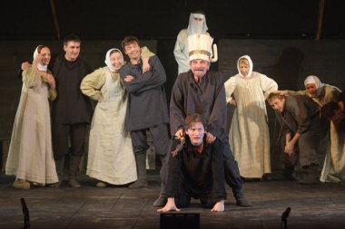 Barnaul, Rusya-12 Ocak 2021. Tiyatronun ortaçağ kostümlü aktörleri oyunda oynarlar 