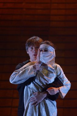 Barnaul, Rusya-12 Ocak 2021. Tiyatronun ortaçağ kostümlü aktörleri oyunda oynarlar 