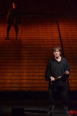 Barnaul, Rusya-12 Ocak 2021. Tiyatronun ortaçağ kostümlü aktörleri oyunda oynarlar 