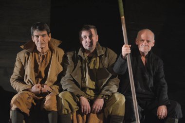 Barnaul, Rusya-12 Ocak 2021. Tiyatronun ortaçağ kostümlü aktörleri oyunda oynarlar 