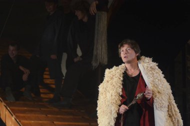 Barnaul, Rusya-12 Ocak 2021. Tiyatronun ortaçağ kostümlü aktörleri oyunda oynarlar 