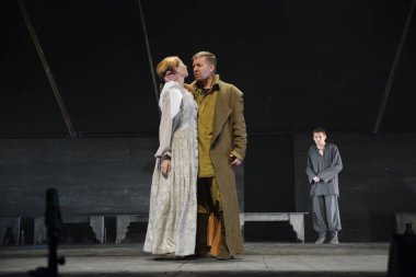 Barnaul, Rusya-12 Ocak 2021. Tiyatronun ortaçağ kostümlü aktörleri oyunda oynarlar 