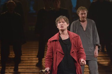 Barnaul, Rusya-12 Ocak 2021. Tiyatronun ortaçağ kostümlü aktörleri oyunda oynarlar 