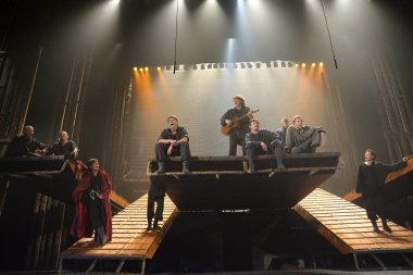 Barnaul, Rusya-12 Ocak 2021. Tiyatronun ortaçağ kostümlü aktörleri oyunda oynarlar 