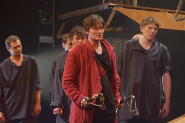 Barnaul, Rusya-12 Ocak 2021. Tiyatronun ortaçağ kostümlü aktörleri oyunda oynarlar 