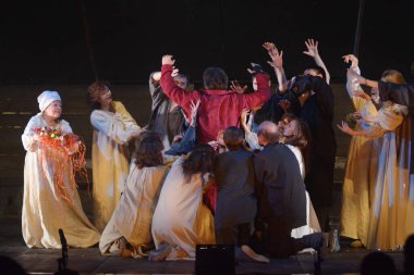 Barnaul, Rusya-12 Ocak 2021. Tiyatronun ortaçağ kostümlü aktörleri oyun oynuyorlar.