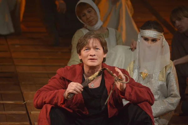 2021年1月12日 俄罗斯巴瑙尔 戏剧中穿着中世纪服装的演员在剧中扮演角色 我是来给你自由意志的 — 图库照片