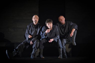 Barnaul, Rusya-12 Ocak 2021. Tiyatronun ortaçağ kostümlü aktörleri oyun oynuyorlar.