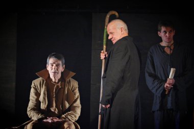 Barnaul, Rusya-12 Ocak 2021. Tiyatronun ortaçağ kostümlü aktörleri oyun oynuyorlar.