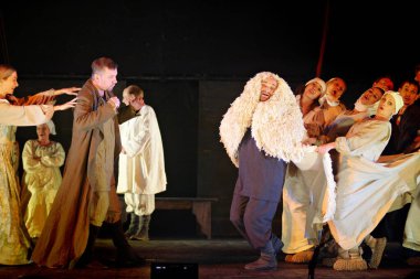 Barnaul, Rusya-12 Ocak 2021. Tiyatronun ortaçağ kostümlü aktörleri oyun oynuyorlar.