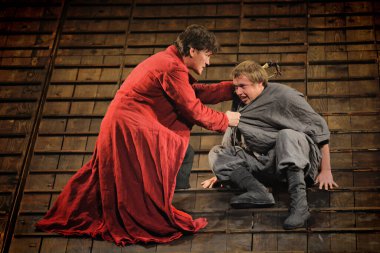 Barnaul, Rusya-12 Ocak 2021. Tiyatronun ortaçağ kostümlü aktörleri oyun oynuyorlar.