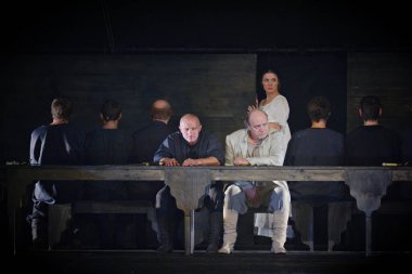 Barnaul, Rusya-12 Ocak 2021. Tiyatronun ortaçağ kostümlü aktörleri oyun oynuyorlar.