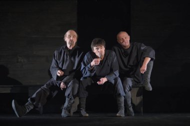 Barnaul, Rusya-12 Ocak 2021. Tiyatronun ortaçağ kostümlü aktörleri oyun oynuyorlar.