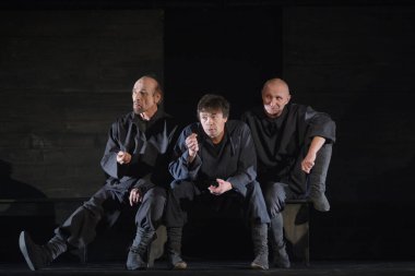 Barnaul, Rusya-12 Ocak 2021. Tiyatronun ortaçağ kostümlü aktörleri oyun oynuyorlar.