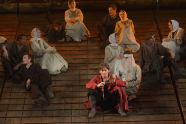 Barnaul, Rusya-12 Ocak 2021. Tiyatronun ortaçağ kostümlü aktörleri oyun oynuyorlar.