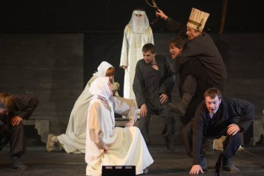 Barnaul, Rusya-12 Ocak 2021. Tiyatronun ortaçağ kostümlü aktörleri oyun oynuyorlar.