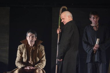 Barnaul, Rusya-12 Ocak 2021. Tiyatronun ortaçağ kostümlü aktörleri oyunda oynarlar 