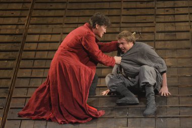 Barnaul, Rusya-12 Ocak 2021. Tiyatronun ortaçağ kostümlü aktörleri oyunda oynarlar 