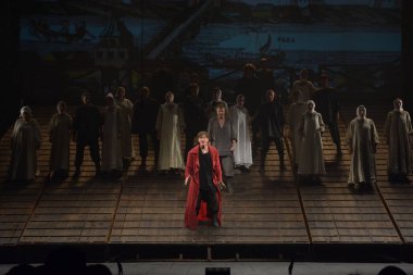 Barnaul, Rusya-12 Ocak 2021. Tiyatronun ortaçağ kostümlü aktörleri oyunda oynarlar 