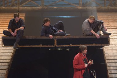 Barnaul, Rusya-12 Ocak 2021. Tiyatronun ortaçağ kostümlü aktörleri oyunda oynarlar 