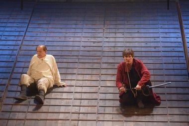 Barnaul, Rusya-12 Ocak 2021. Tiyatronun ortaçağ kostümlü aktörleri oyunda oynarlar 