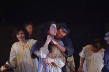 Barnaul, Rusya-12 Ocak 2021. Tiyatronun ortaçağ kostümlü aktörleri oyunda oynarlar 