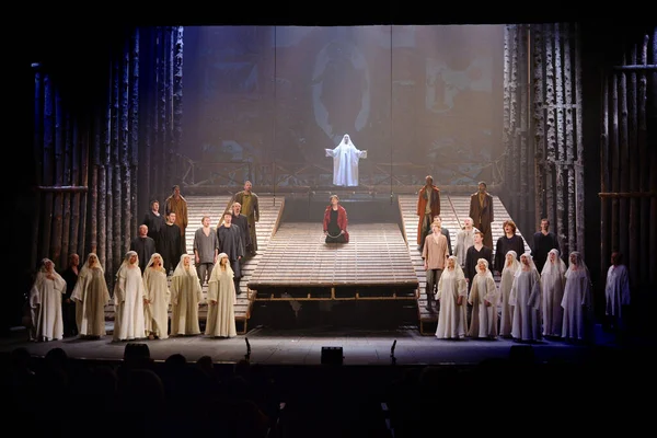 Barnaul Ρωσία Ιανουαρίου 2021 Ηθοποιοί Του Θεάτρου Μεσαιωνικά Κοστούμια Παίζουν — Φωτογραφία Αρχείου