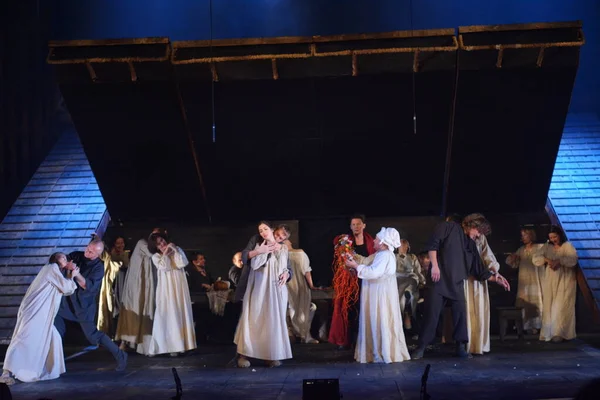 2021年1月12日 ロシア バルナウル 中世の衣装を着た劇場の俳優たちが芝居で演じる 自由意志を与えるために来た — ストック写真
