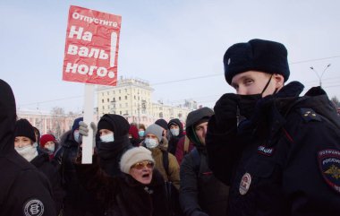 Barnaul, Rusya-23 Ocak 2021 İnsanlar muhalefetteki siyasi Alexei Navalny 'nin tutuklanmasına karşı sokaklara döküldü