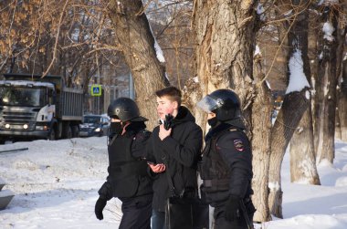 Barnaul, Rusya-23 Ocak 2021 İnsanlar muhalefetteki siyasi Alexei Navalny 'nin tutuklanmasına karşı sokaklara döküldü