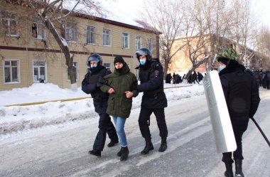 Barnaul, Rusya-23 Ocak 2021 İnsanlar muhalefetteki siyasi Alexei Navalny 'nin tutuklanmasına karşı sokaklara döküldü