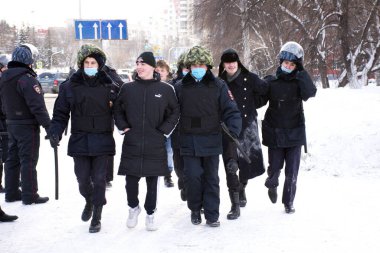 Barnaul, Rusya-23 Ocak 2021 İnsanlar muhalefetteki siyasi Alexei Navalny 'nin tutuklanmasına karşı sokaklara döküldü