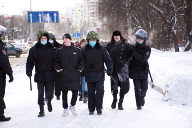 Barnaul, Rusya-23 Ocak 2021 İnsanlar muhalefetteki siyasi Alexei Navalny 'nin tutuklanmasına karşı sokaklara döküldü